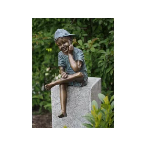 Statuie bronz baiat asezat