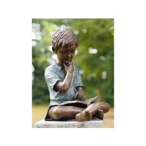 Statuie bronz baiat citind